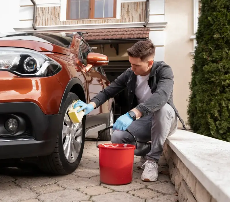 Lavage auto à domicile Eysines : professionnel intervenant sur un véhicule
